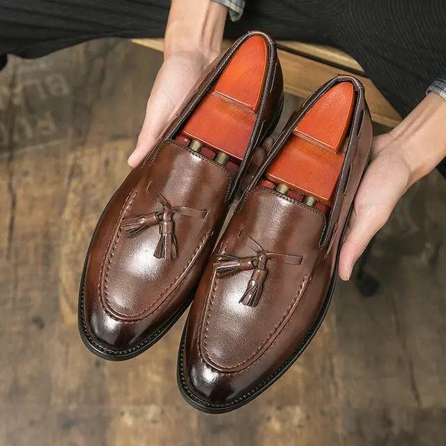 "Mocassins en cuir pour hommes avec pompons, style élégant et chic, parfaits pour confort estival et occasions décontractées.