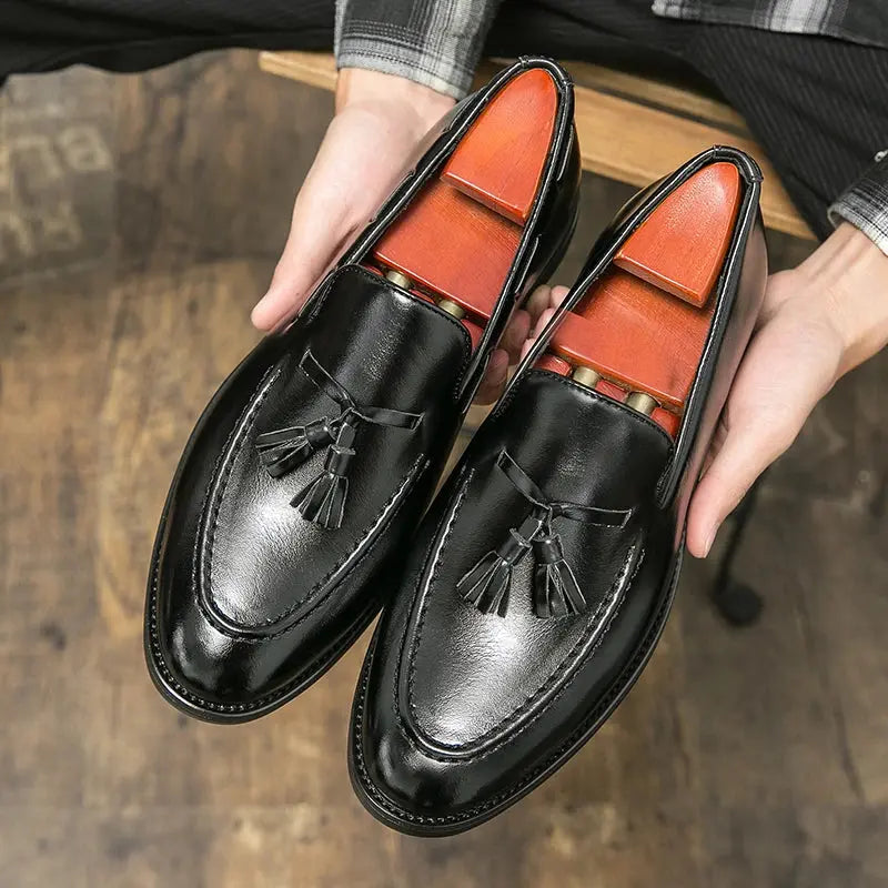 "Mocassins en cuir pour hommes avec pompons, style élégant et chic, parfaits pour confort estival et occasions décontractées.