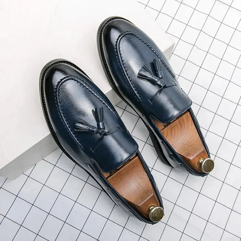 "Mocassins en cuir pour hommes avec pompons, style élégant et chic, parfaits pour confort estival et occasions décontractées.