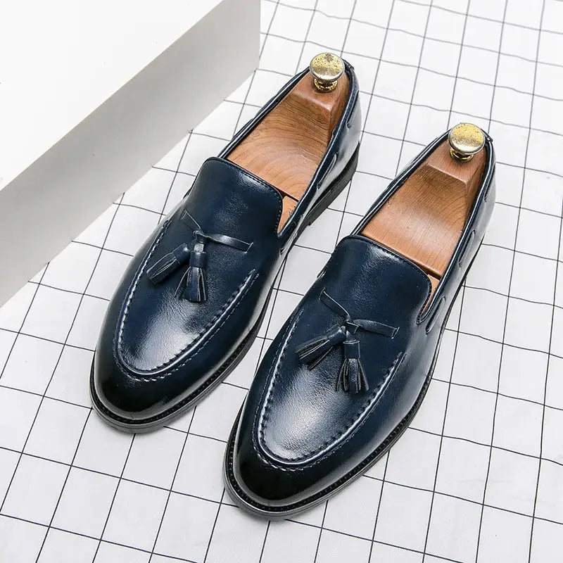 "Mocassins en cuir pour hommes avec pompons, style élégant et chic, parfaits pour confort estival et occasions décontractées.