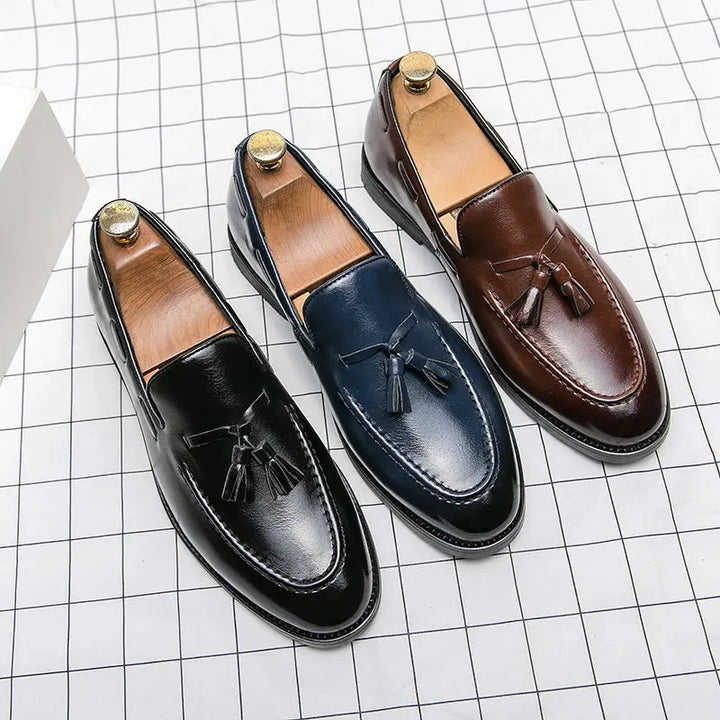 "Mocassins en cuir pour hommes avec pompons, style élégant et chic, parfaits pour confort estival et occasions décontractées.