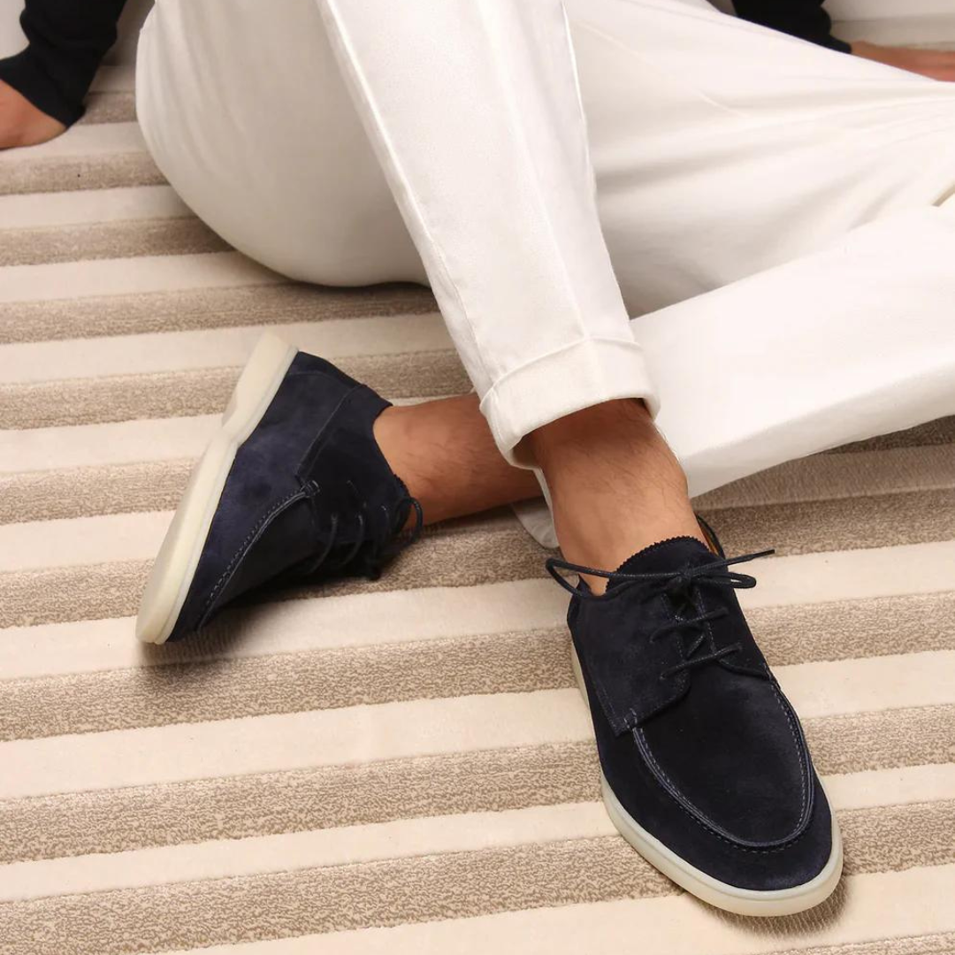 "Mocassins en cuir suédé marron pour homme, élégants et confortables, avec texture luxueuse et allure sophistiquée."