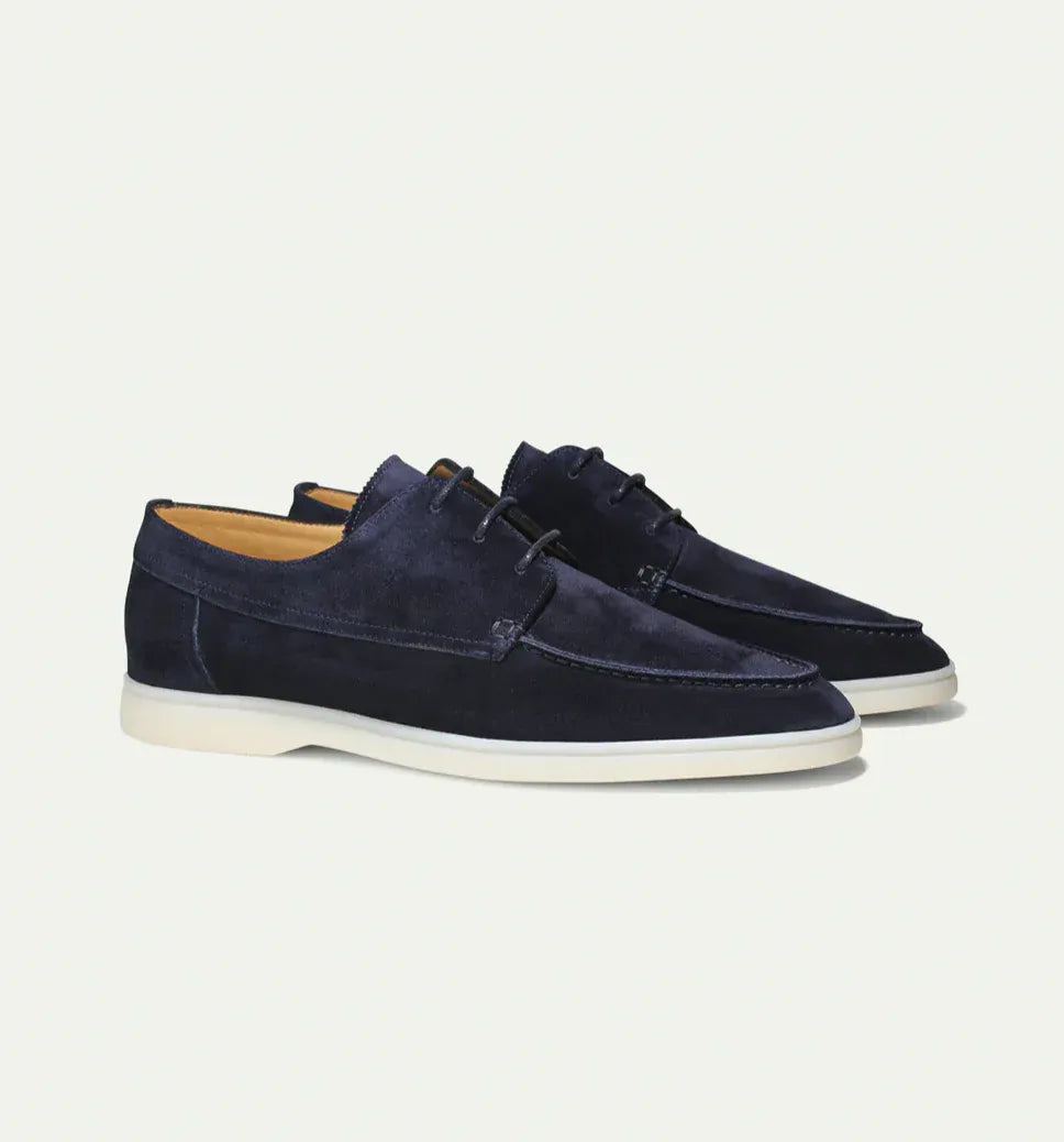 "Mocassins en cuir suédé marron pour homme, élégants et confortables, avec texture luxueuse et allure sophistiquée."