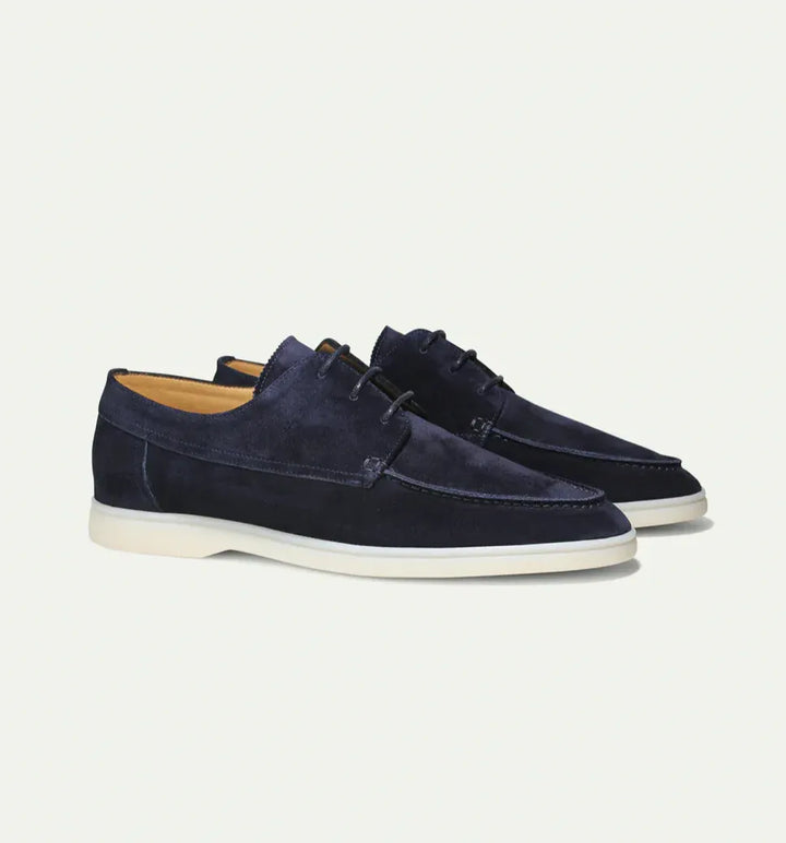 "Mocassins en cuir suédé marron pour homme, élégants et confortables, avec texture luxueuse et allure sophistiquée."