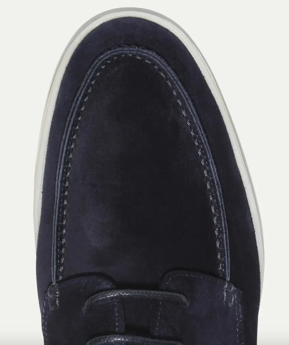 "Mocassins en cuir suédé marron pour homme, élégants et confortables, avec texture luxueuse et allure sophistiquée."