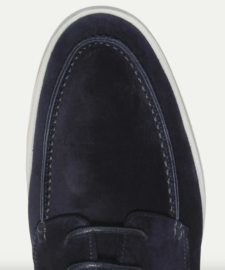 "Mocassins en cuir suédé marron pour homme, élégants et confortables, avec texture luxueuse et allure sophistiquée."