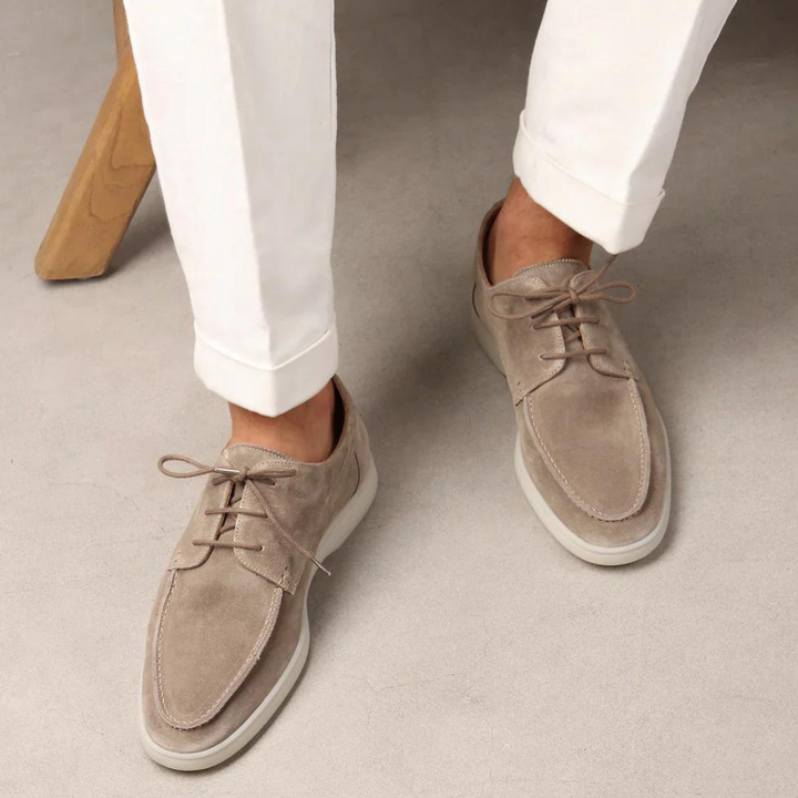 "Mocassins en cuir suédé marron pour homme, élégants et confortables, avec texture luxueuse et allure sophistiquée."