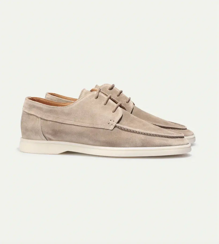 "Mocassins en cuir suédé marron pour homme, élégants et confortables, avec texture luxueuse et allure sophistiquée."