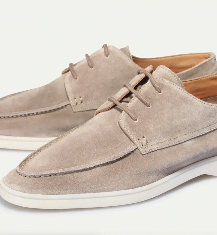 "Mocassins en cuir suédé marron pour homme, élégants et confortables, avec texture luxueuse et allure sophistiquée."