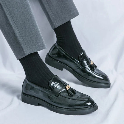 "Mocassins en cuir véritable pour hommes, design classique, finition élégante, confort optimal, semelle flexible."