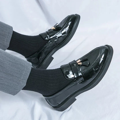 "Mocassins en cuir véritable pour hommes, design classique, finition élégante, confort optimal, semelle flexible."