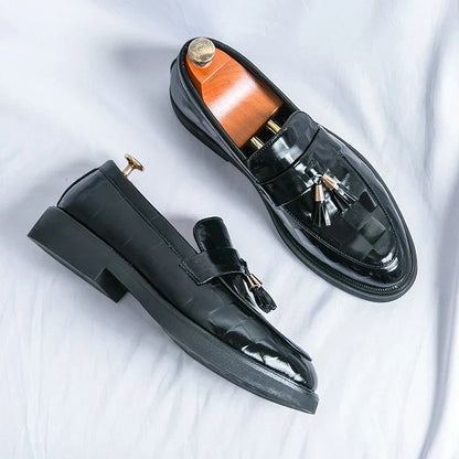 "Mocassins en cuir véritable pour hommes, design classique, finition élégante, confort optimal, semelle flexible."