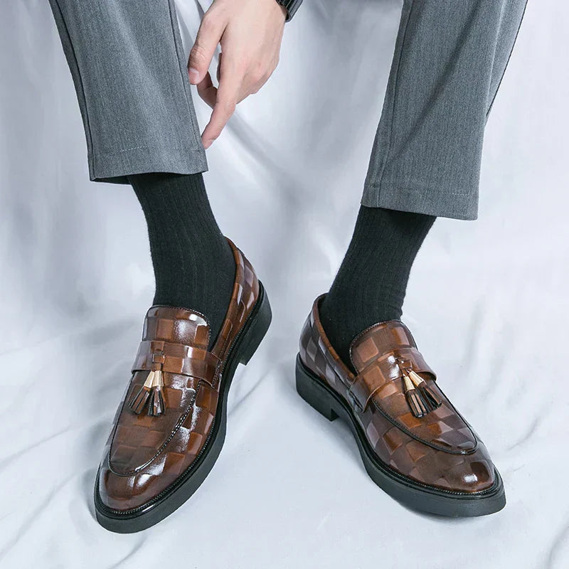 "Mocassins en cuir véritable pour hommes, design classique, finition élégante, confort optimal, semelle flexible."