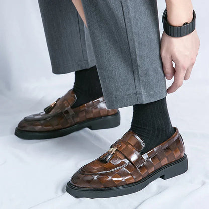 "Mocassins en cuir véritable pour hommes, design classique, finition élégante, confort optimal, semelle flexible."