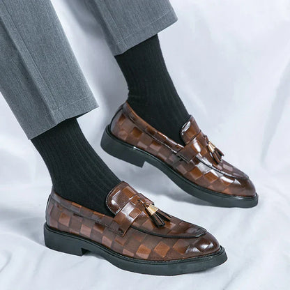 "Mocassins en cuir véritable pour hommes, design classique, finition élégante, confort optimal, semelle flexible."