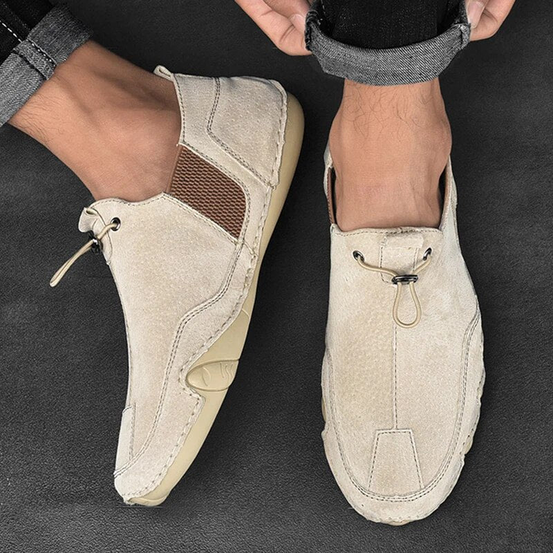 "Mocassins en cuir véritable pour hommes, élégance et confort, couleur marron, design slip-on moderne et raffiné."