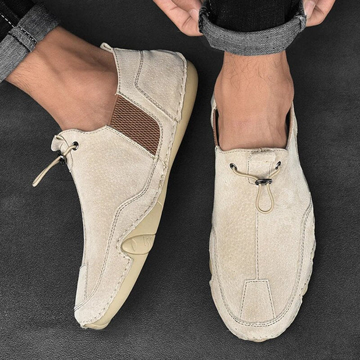 "Mocassins en cuir véritable pour hommes, élégance et confort, couleur marron, design slip-on moderne et raffiné."