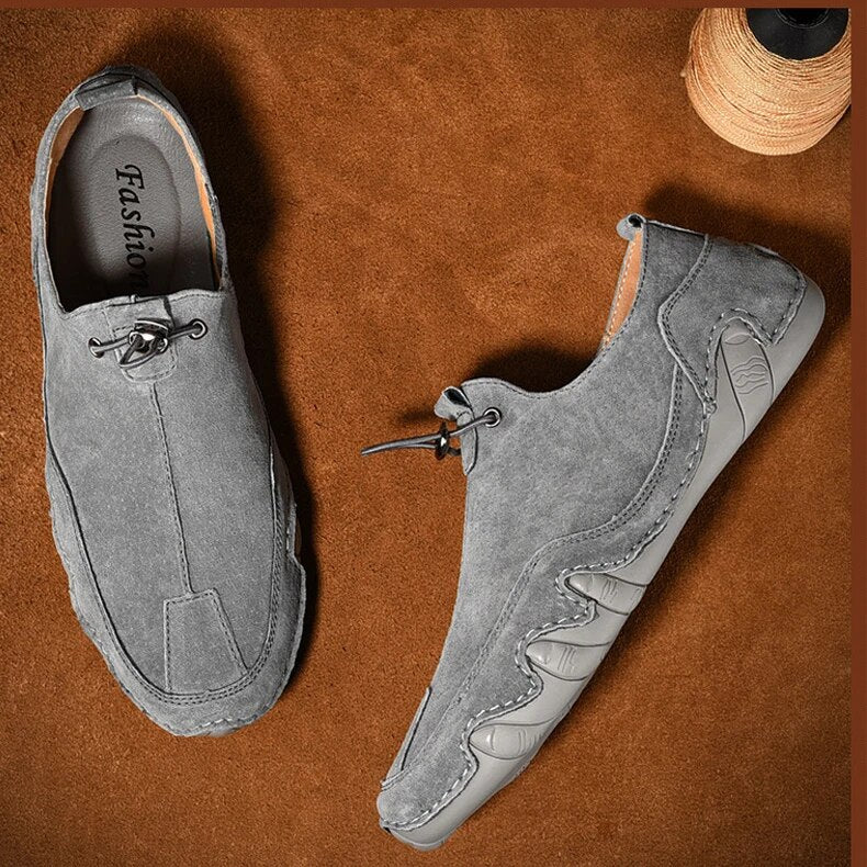 "Mocassins en cuir véritable pour hommes, élégance et confort, couleur marron, design slip-on moderne et raffiné."