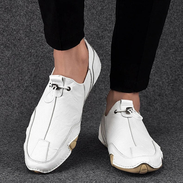 "Mocassins en cuir véritable pour hommes, élégance et confort, couleur marron, design slip-on moderne et raffiné."