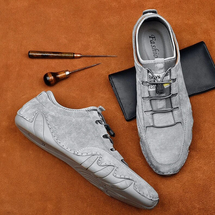 "Mocassins en cuir véritable pour hommes, élégance et confort, couleur marron, design slip-on moderne et raffiné."