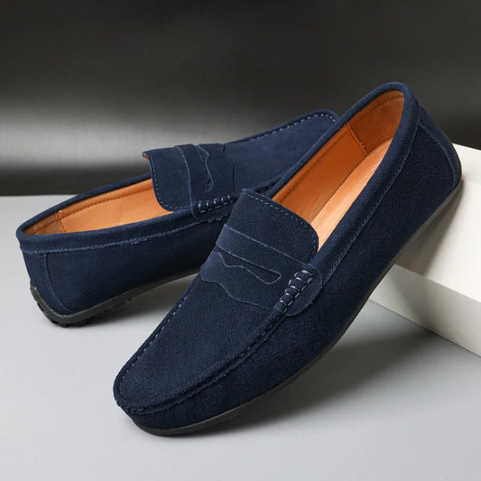 "Mocassins en daim intemporels Le Dreux pour homme, design élégant, confort luxueux, vue latérale elegante."