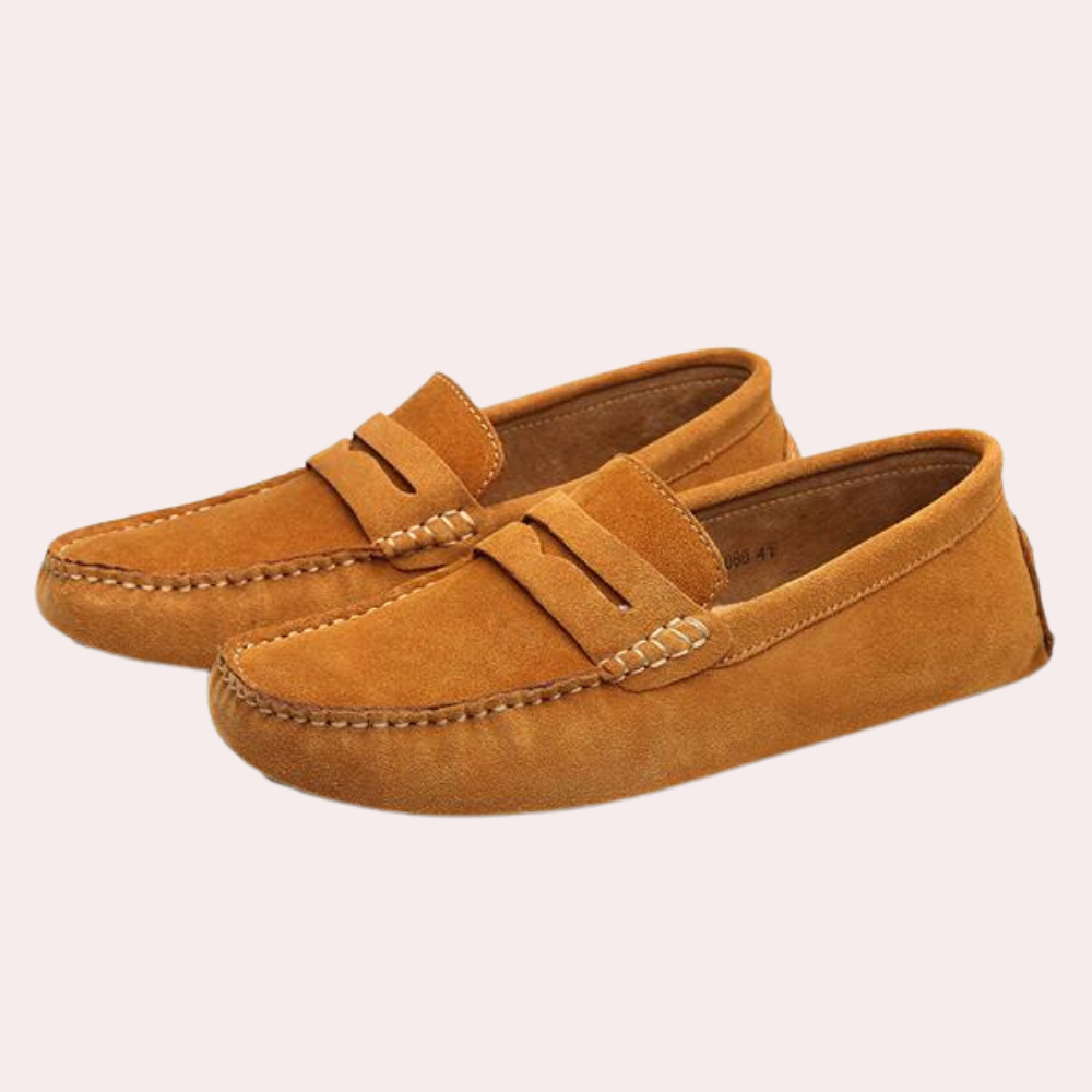 "Mocassins en daim jaunes, élégants pour hommes, avec pompon et semelle cuir-caoutchouc, style moderne et confort."
