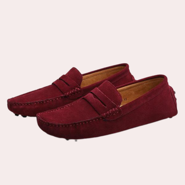 "Mocassins en daim jaunes, élégants pour hommes, avec pompon et semelle cuir-caoutchouc, style moderne et confort."
