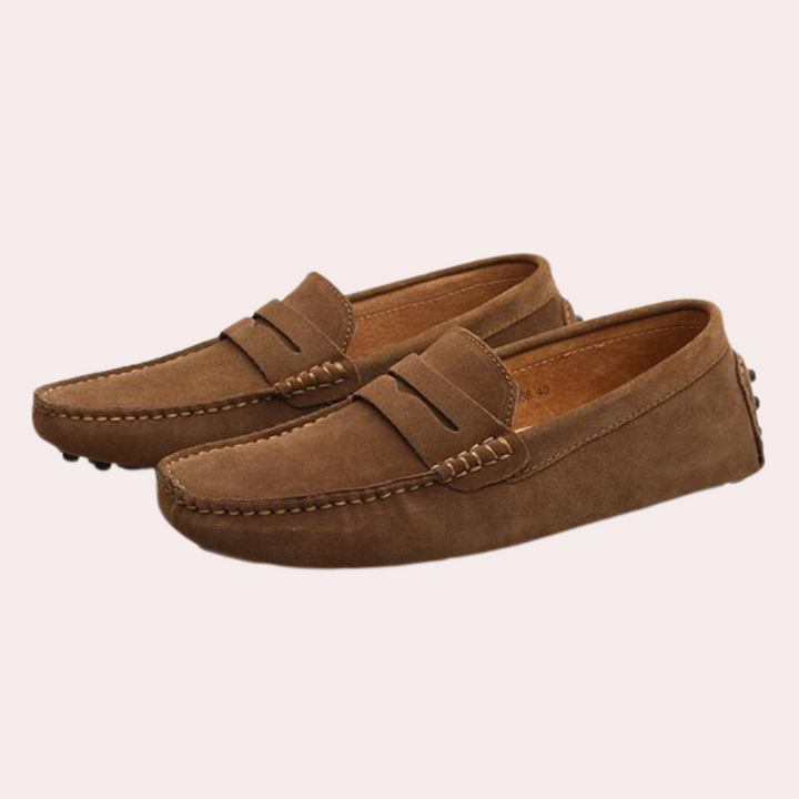 "Mocassins en daim jaunes, élégants pour hommes, avec pompon et semelle cuir-caoutchouc, style moderne et confort."