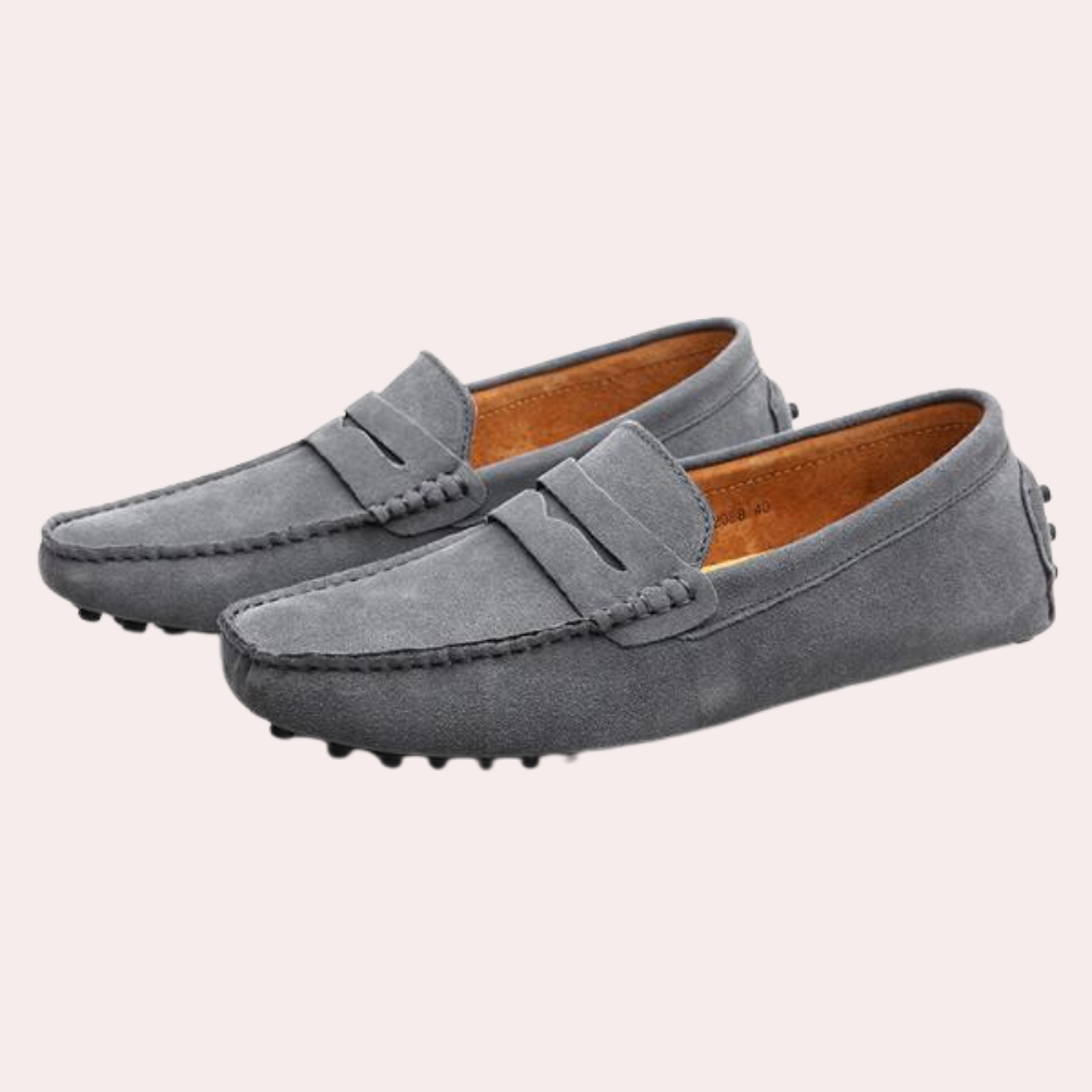 "Mocassins en daim jaunes, élégants pour hommes, avec pompon et semelle cuir-caoutchouc, style moderne et confort."