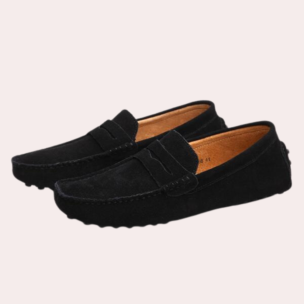 "Mocassins en daim jaunes, élégants pour hommes, avec pompon et semelle cuir-caoutchouc, style moderne et confort."