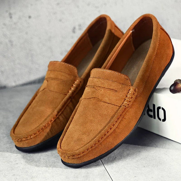 Mocassins en daim marron pour hommes, semelle coussinée, design élégant, style polyvalent. Confort et sophistication.