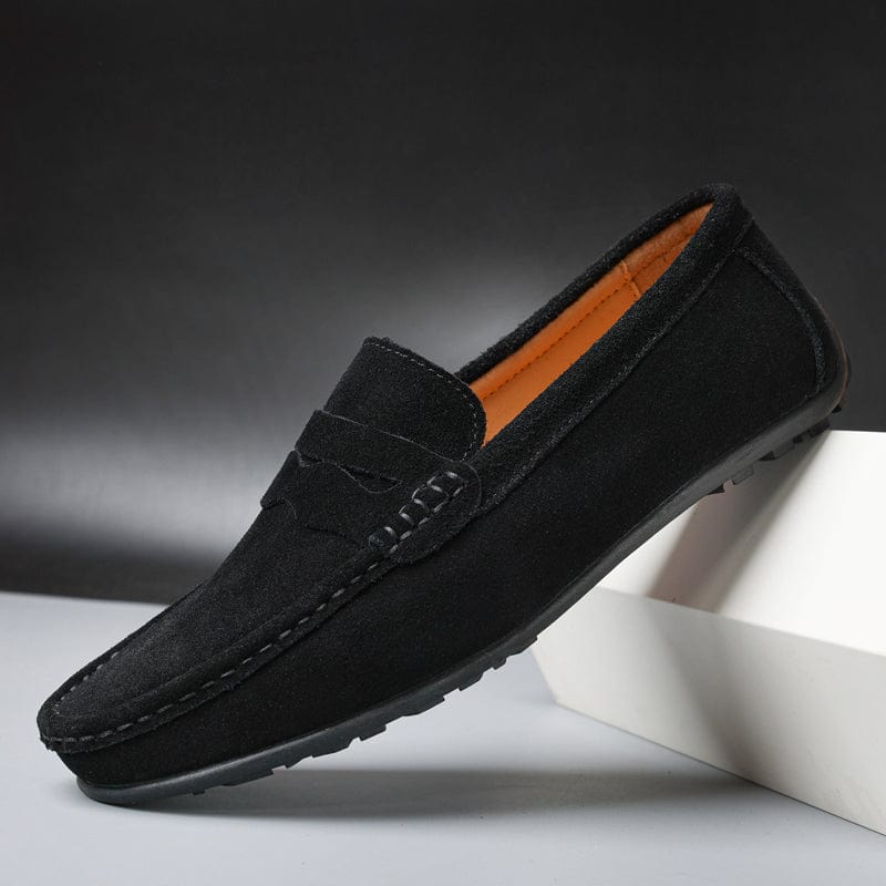 Mocassins en daim marron pour hommes, semelle coussinée, design élégant, style polyvalent. Confort et sophistication.