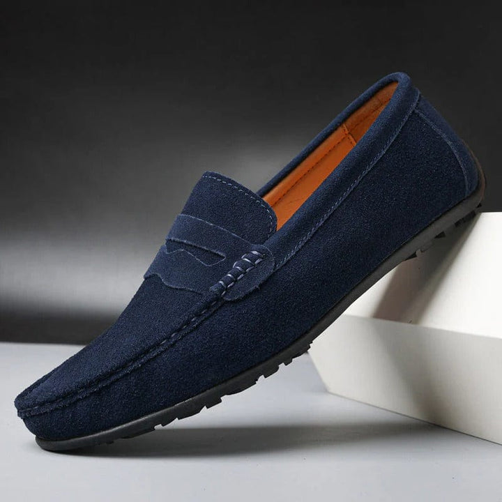 Mocassins en daim marron pour hommes, semelle coussinée, design élégant, style polyvalent. Confort et sophistication.