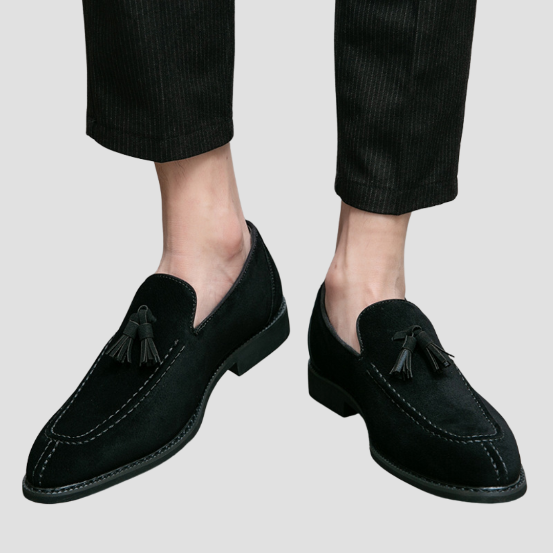 "Mocassins en daim pour homme, vue latérale, couleur marron avec pampilles élégantes, semelle caoutchouc, style raffiné."