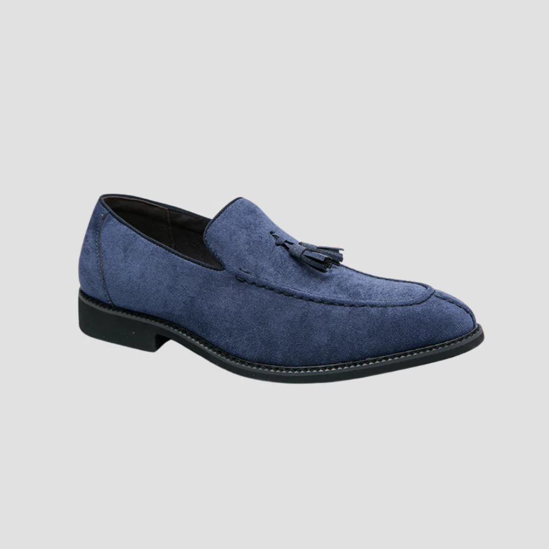 "Mocassins en daim pour homme, vue latérale, couleur marron avec pampilles élégantes, semelle caoutchouc, style raffiné."