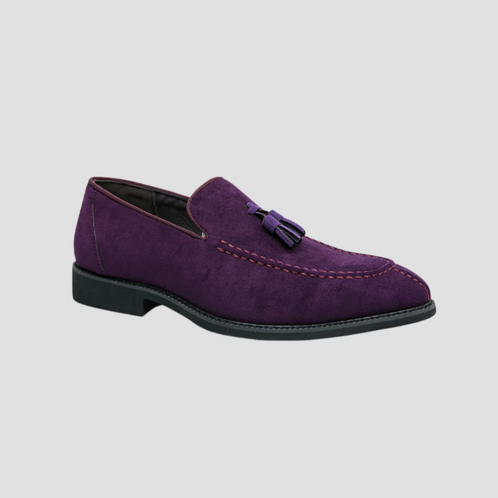 "Mocassins en daim pour homme, vue latérale, couleur marron avec pampilles élégantes, semelle caoutchouc, style raffiné."