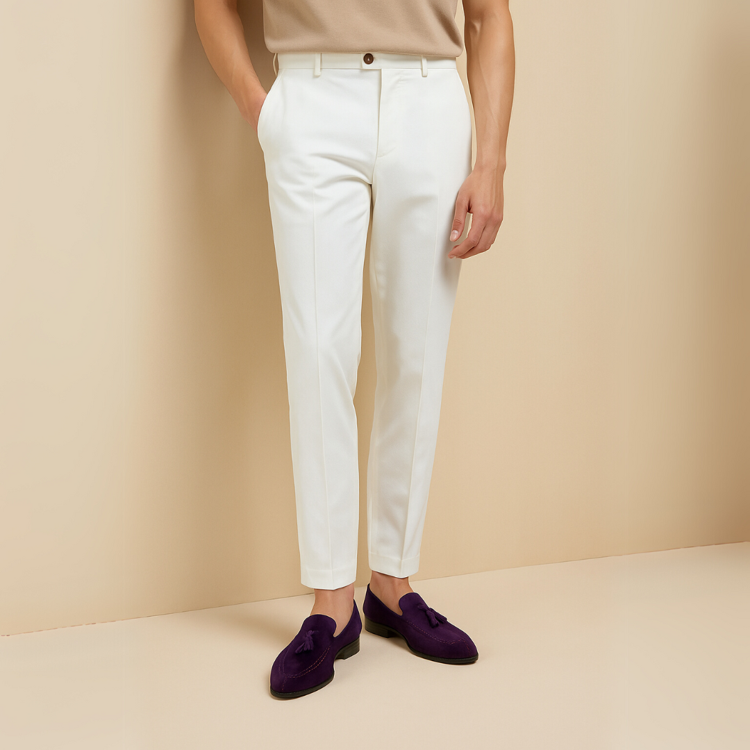 "Mocassins en daim pour homme, vue latérale, couleur marron avec pampilles élégantes, semelle caoutchouc, style raffiné."