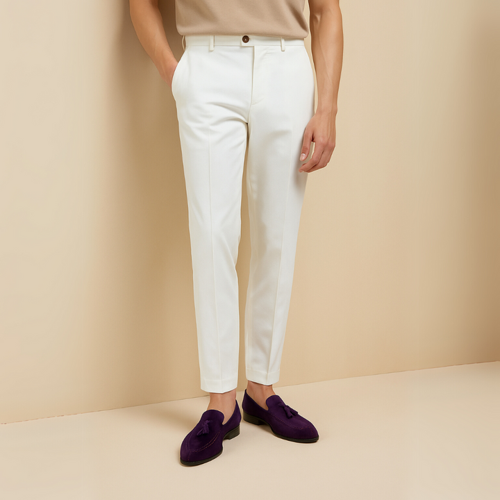 "Mocassins en daim pour homme, vue latérale, couleur marron avec pampilles élégantes, semelle caoutchouc, style raffiné."