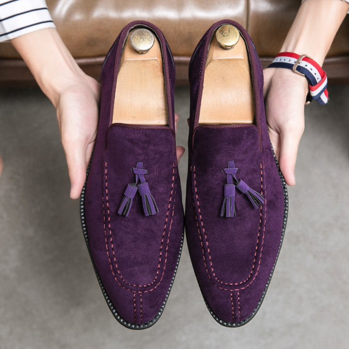 "Mocassins en daim pour homme, vue latérale, couleur marron avec pampilles élégantes, semelle caoutchouc, style raffiné."