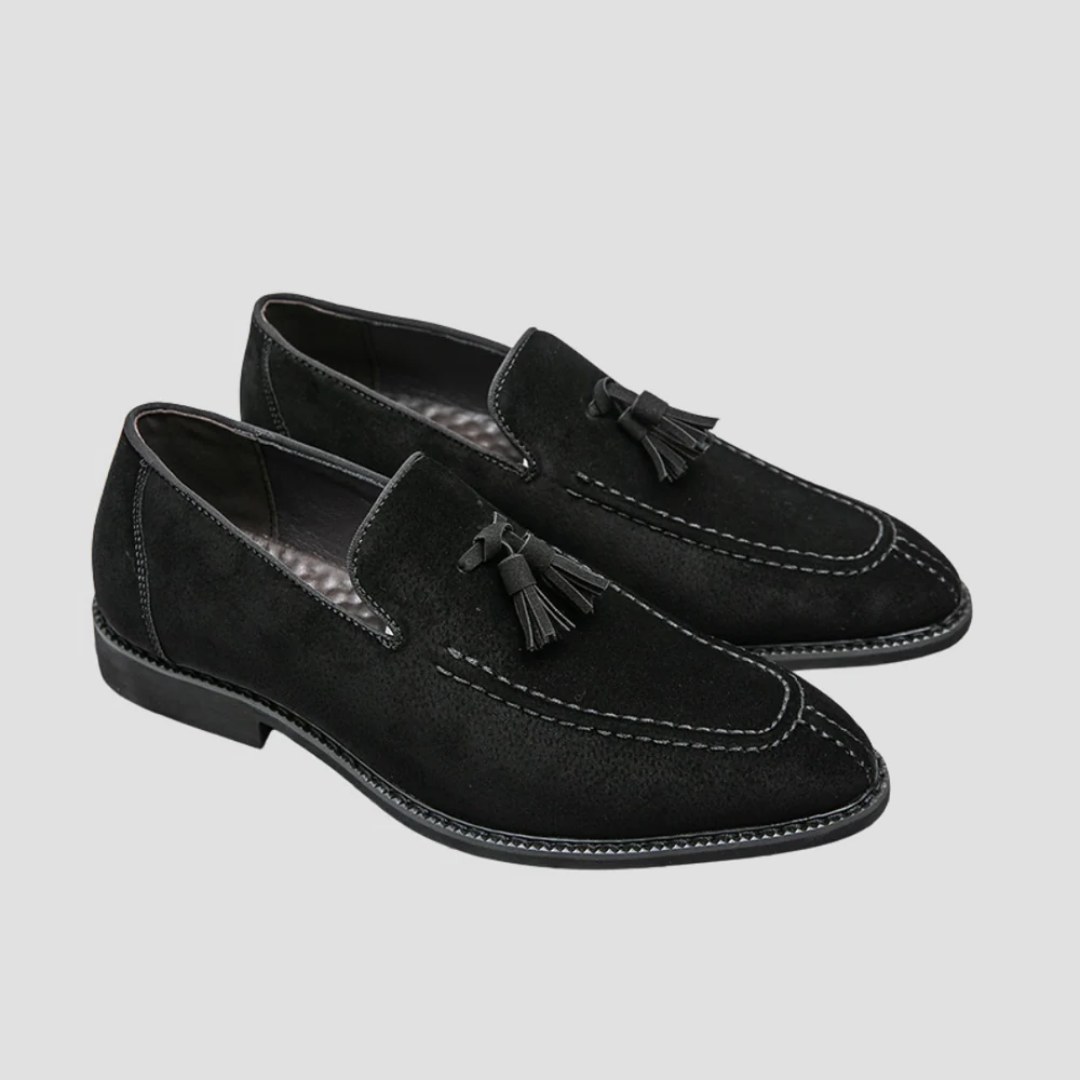 "Mocassins en daim pour homme, vue latérale, couleur marron avec pampilles élégantes, semelle caoutchouc, style raffiné."