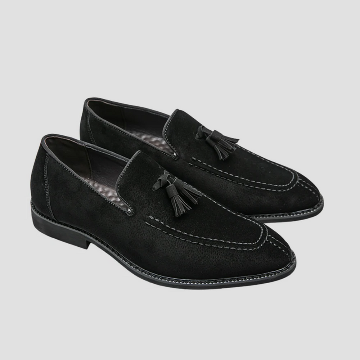 "Mocassins en daim pour homme, vue latérale, couleur marron avec pampilles élégantes, semelle caoutchouc, style raffiné."