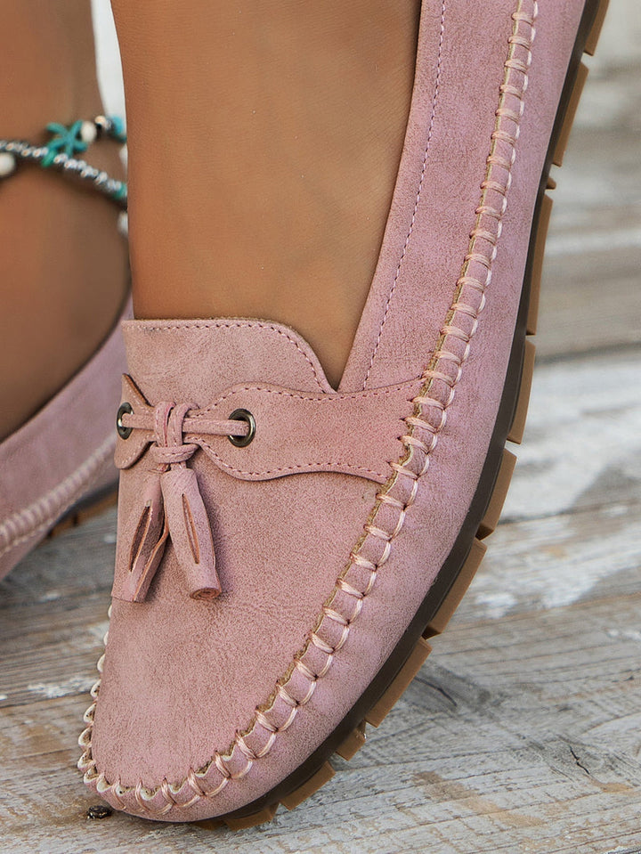 "Mocassins femme confortables en cuir bleu, élégants et pratiques, parfaits pour des marches longues et décontractées."