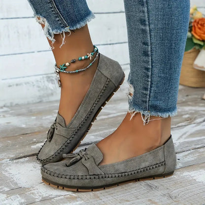 "Mocassins femme confortables en cuir bleu, élégants et pratiques, parfaits pour des marches longues et décontractées."