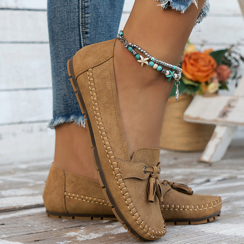 "Mocassins femme confortables en cuir bleu, élégants et pratiques, parfaits pour des marches longues et décontractées."
