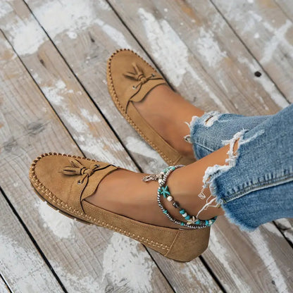 "Mocassins femme confortables en cuir bleu, élégants et pratiques, parfaits pour des marches longues et décontractées."