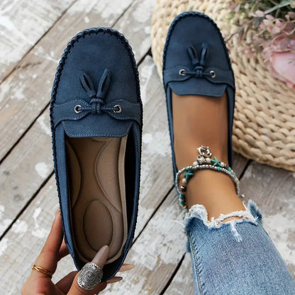 "Mocassins femme confortables en cuir bleu, élégants et pratiques, parfaits pour des marches longues et décontractées."