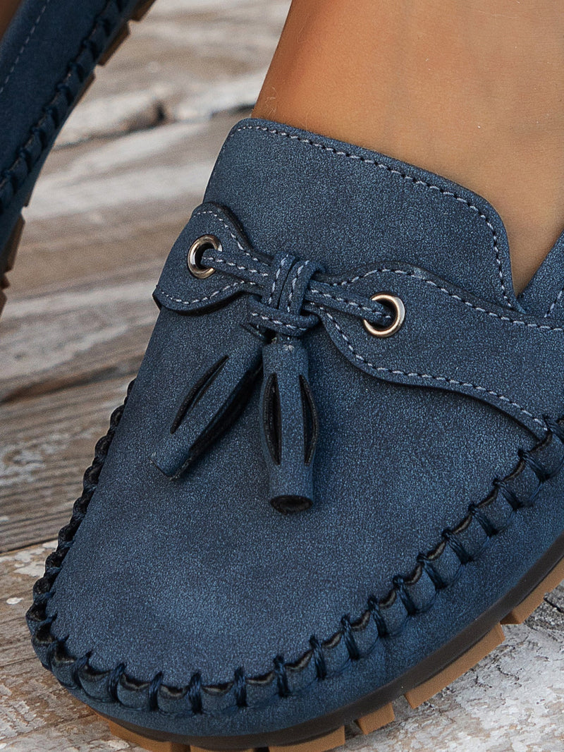 "Mocassins femme confortables en cuir bleu, élégants et pratiques, parfaits pour des marches longues et décontractées."