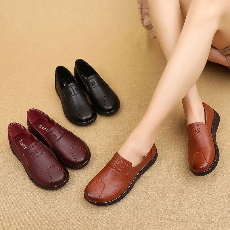 "Mocassins femme en cuir marron, design moderne, semelle antidérapante, style chic et confort quotidien, différentes couleurs