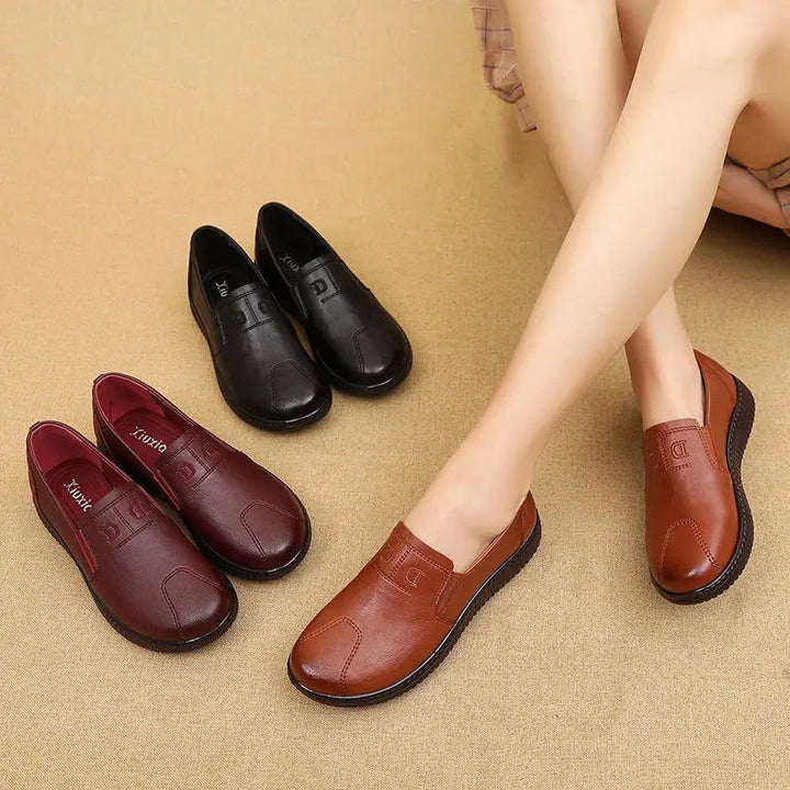"Mocassins femme en cuir marron, design moderne, semelle antidérapante, style chic et confort quotidien, différentes couleurs