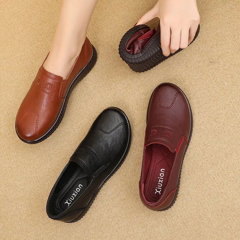 "Mocassins femme en cuir marron, design moderne, semelle antidérapante, style chic et confort quotidien, différentes couleurs